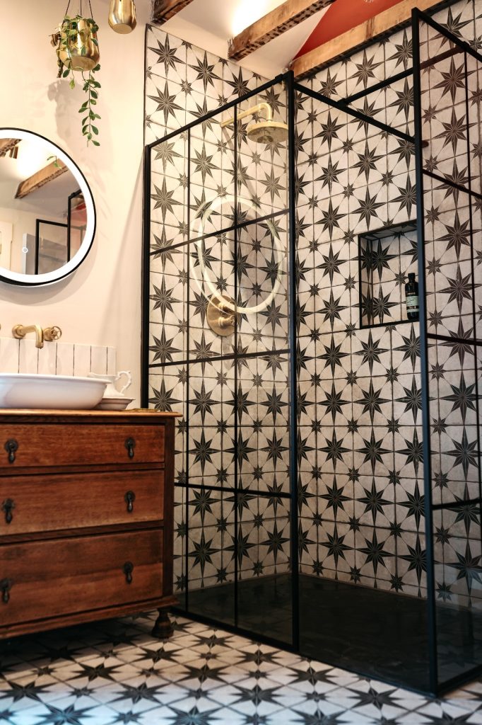 Interior Design of an elegant and traditional bathroom